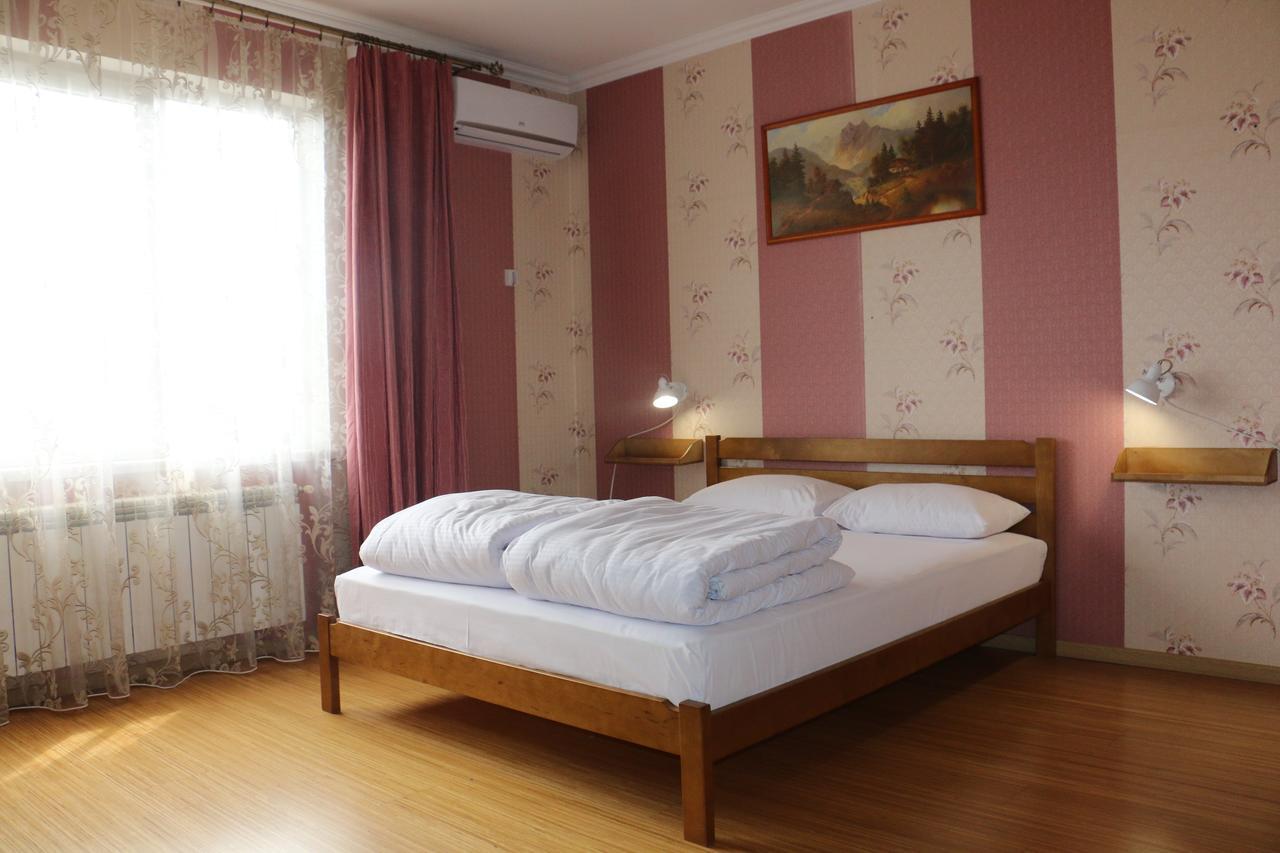 Sweet Home Hostel / Guest House Czerniowce Zewnętrze zdjęcie